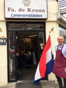 832659 Afbeelding van winkelier Henk de kroon van de buurtwinkel De Kroon (Jan van Scorelstraat 81) te Utrecht, met een ...